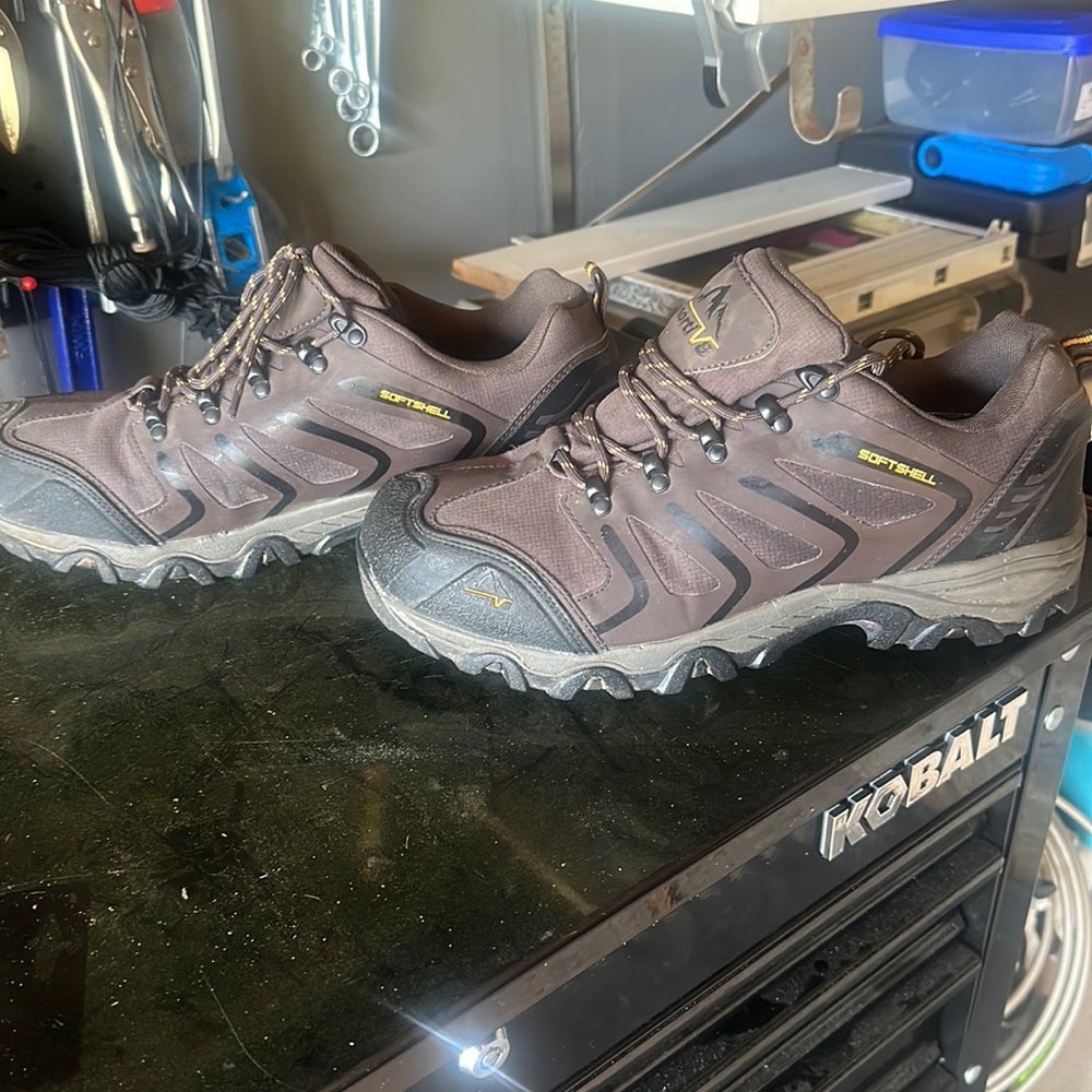 Mens hiking boots- great condition!